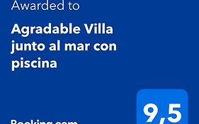 Agradable Villa Junto Al Mar Con Piscina